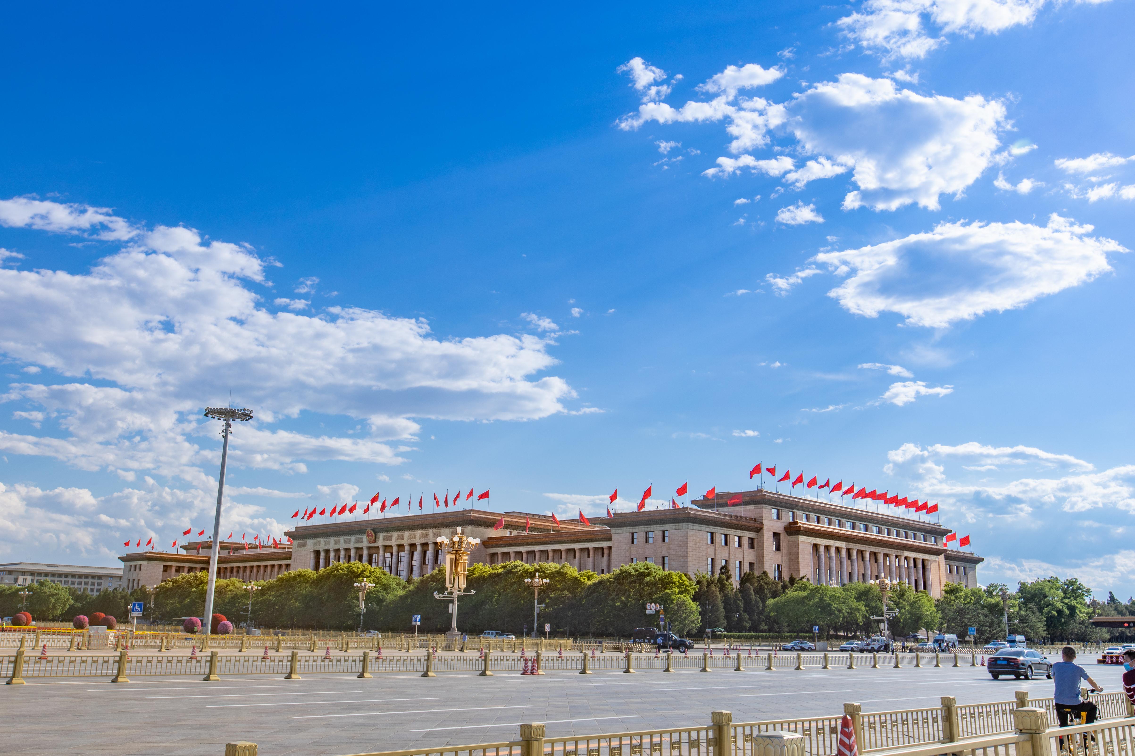 千库网_蓝天白云下的人民大会堂_摄影图编号116190.jpg